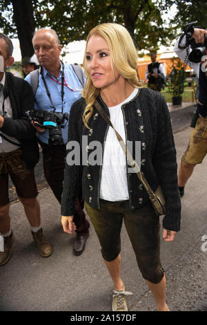 Heather Milligan Freund von Arnold Schwarzenegger am Marstall Festzelt an der Münchner Oktoberfest 2019 auf der Theresienwiese am Samstag, 21.09.2019 in Muenchen | Verwendung weltweit Stockfoto