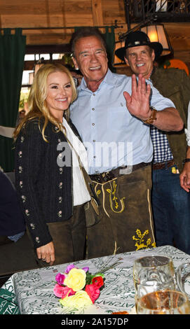 Arnold Schwarzenegger mit ihrer Freundin Heather Milligan am Marstall Festzelt auf dem Münchner Oktoberfest 2019 auf der Theresienwiese am Samstag, 21.09.2019 in Muenchen | Verwendung weltweit Stockfoto