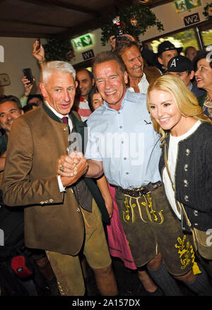 Siegfried können Host Heather Milligan Freundin von Arnold Schwarzenegger am Marstall Festzelt an der Münchner Oktoberfest 2019 auf der Theresienwiese am Samstag, 21.09.2019 in Muenchen | Verwendung weltweit Stockfoto