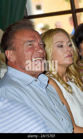 Arnold Schwarzenegger mit ihrer Freundin Heather Milligan am Marstall Festzelt auf dem Münchner Oktoberfest 2019 auf der Theresienwiese am Samstag, 21.09.2019 in Muenchen | Verwendung weltweit Stockfoto