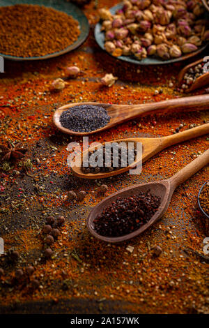 Gewürze und Würzmittel für das Kochen in der Zusammensetzung auf den Tisch Stockfoto