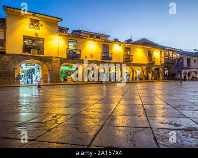 Cusco, Peru - 22. Mai 2016, der Hauptplatz in der Abenddämmerung. Plaza de Armas Stockfoto