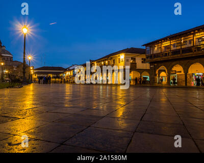 Cusco, Peru - 22. Mai 2016, dem wichtigsten Platz in der Abenddämmerung. Plaza de Armas. Südamerika. Stockfoto