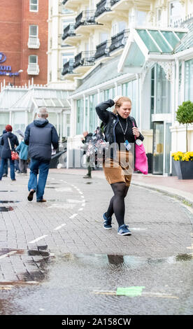 Brighton, UK. 24. Sep 2019. Die jährliche Konferenz der Labour Party 2019, Brighton Centre, Brighton, England, UK. 24. September, 2019. Nasses Wetter begrüßt die Labour Party die Delegierten und die Mitglieder der Labour Party der Jährlichen Konferenz. Credit: Alan Beastall/Alamy Leben Nachrichten. Stockfoto