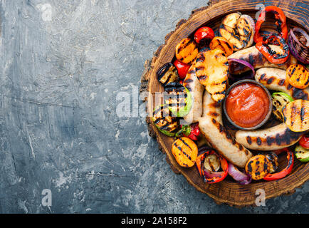 Gegrillte Würstchen gebraten mit Birne und Gemüse. Herbst essen. Stockfoto