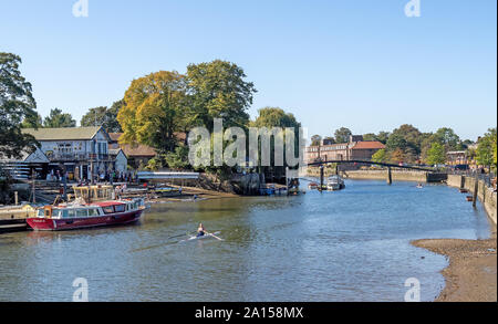 TWICKENHAM, Richmond, London, Großbritannien - 20 September, 2019: Blick entlang der Themse mit Eel Pie Insel auf der linken Seite im späten Sommer Sonnenschein. Stockfoto