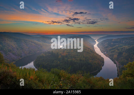 Sonnenaufgang auf der Saarschleife bei Mettlach Stockfoto