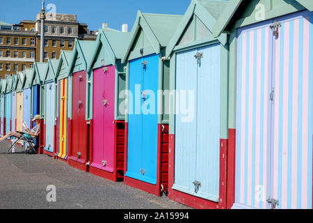 Brighton, East Sussex, England, Großbritannien - 13 September, 2019: eine Linie bunten Badekabinen, der nächste Strand Hütten gross mit einem abnehmenden Perspektive sind ein Stockfoto