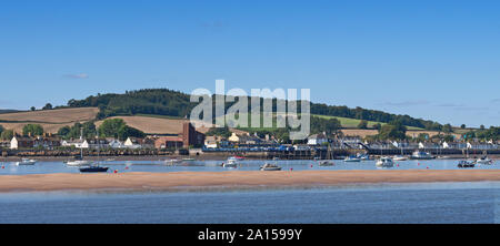 EXMOUTH, Devon, Großbritannien - 20 September 2019: River Exe Estuary bei Ebbe mit Sandbänken, Blick nach Starcross Engine House&Brunel atmosphärischen Eisenbahn. Stockfoto