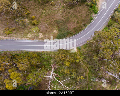 Ländliche australischen Highway, dass Schlangen durch den Busch, gesehen von oben. Stockfoto