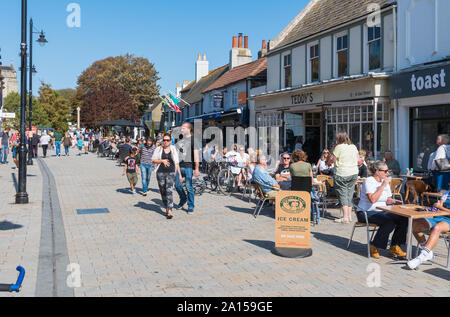 Menschen zu Fuß entlang einer verkehrsberuhigten Straße von lokalen Geschäften und Cafes im East Street, Shoreham-by-Sea West Sussex, England, UK. Stockfoto