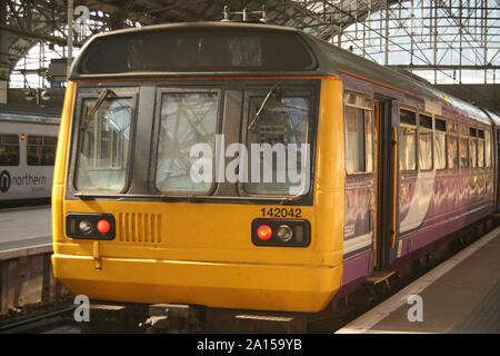 Manchester. UK, 19. September 2019. Manchester. UK, 19. September 2019. Einen Pacer Zug beheimatet an der Manchester Piccadilly Station entfernt. Die Einheiten werden in Kürze Stockfoto