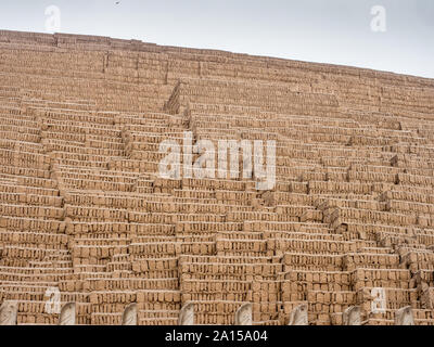 Huaca Pucllana oder Huaca Juliana - eine archäologische Komplex, deren Hauptzweck darin besteht, eine riesige Pyramide aus Ton, zurückgehend bis 200 n. LIma, Peru, Südamerika Stockfoto