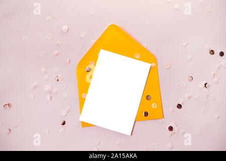 Kreative Komposition mit Papier leer und Gelb craft Umschlag auf Schwarzen Tisch Overhead für Hochzeit mockup Flach Stockfoto