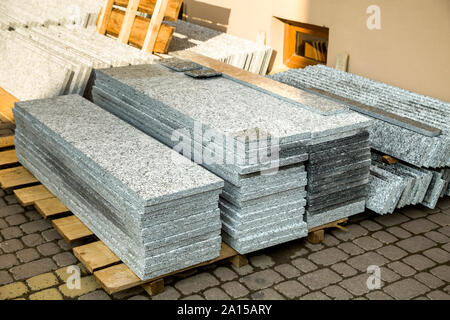 Stapel von Granit Marmor Platten. Stein Blätter für dekorative Bau. Stockfoto