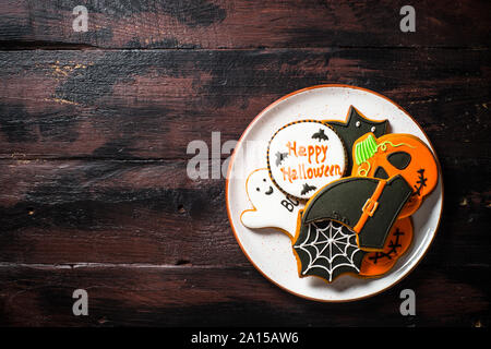 Halloween Lebkuchen Cookies - Kürbis, Geister, bat, auf woden Tabelle. Stockfoto