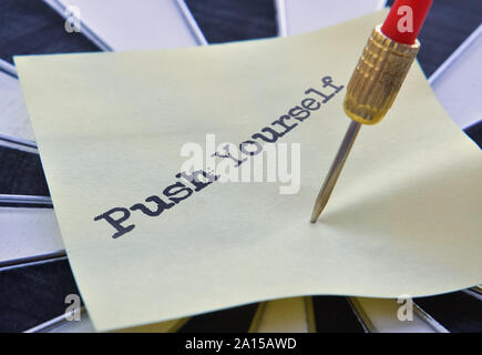 Motivierende Sätze, die Sie auf dem gelben Aufkleber mit einem Pfeil festgesteckt geschrieben Stockfoto