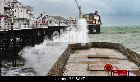 Brighton, UK. 24 Sep, 2019. Wellen auf den Strand von Brighton Palace Pier, der Wind und Regen zerschlägt die meisten heutigen Großbritannien. Foto: Simon Dack/Alamy leben Nachrichten Stockfoto