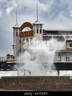 Brighton, UK. 24 Sep, 2019. Wellen auf den Strand von Brighton Palace Pier, der Wind und Regen zerschlägt die meisten heutigen Großbritannien. Foto: Simon Dack/Alamy leben Nachrichten Stockfoto