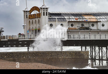 Brighton, UK. 24 Sep, 2019. Wellen auf den Strand von Brighton Palace Pier, der Wind und Regen zerschlägt die meisten heutigen Großbritannien. Foto: Simon Dack/Alamy leben Nachrichten Stockfoto