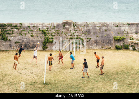 Saint Martin de Re, Frankreich - 7. August 2018: Gruppe von Freunden Volleyball spielen in der Nähe des Meeres auf der Insel Re Stockfoto