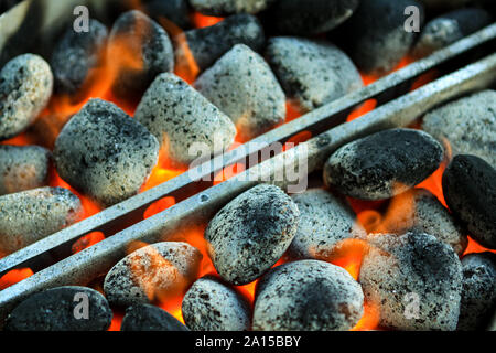 BBQ Grill Wasserkocher mit glühend und brennend heiße Holzkohle, bereit für Essen und gekocht werden geladen. Stockfoto