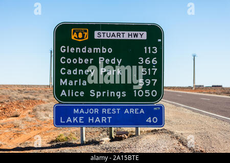Ein australisches Straßenschild mit der Entfernungen und Ortsnamen zwischen Glendambo und Alice Springs entlang des Stuart Highway zwischen SA und NT. Stockfoto