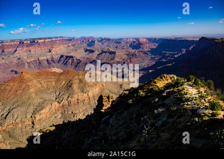 Der Grand Canyon Nationalpark in Arizona/USA. Der Colorado River hat This Schlucht geschaffen, deren Tiefe bis zu 1800 m beträgt. Der Grand Canyon i Stockfoto