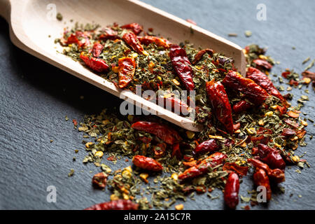 Getrockneten Oregano und Chilis auf hölzernen Lufthutze Stockfoto