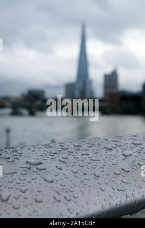 Millenium Bridge, London, UK. 24 Sep, 2019. Heavy Rain über London. Quelle: Matthew Chattle/Alamy leben Nachrichten Stockfoto