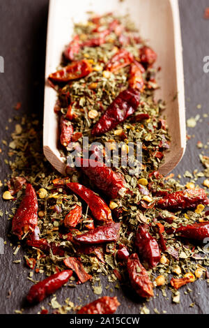 Getrockneten Oregano und Chilis auf hölzernen Lufthutze Stockfoto