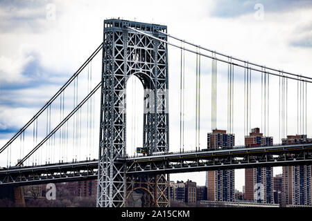 In der Nähe der George Washington Bridge in New York über bewölkten Himmel Stockfoto