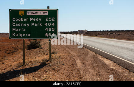 Ein australisches Straßenschild mit der Entfernungen und Ortsnamen zwischen Coober Pedy und Kulgera entlang des Stuart Highway zwischen SA und NT. Stockfoto
