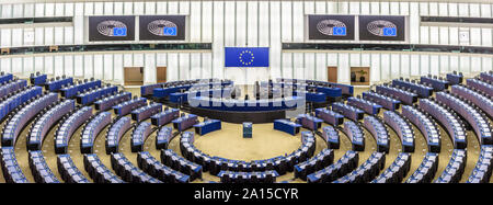 Panoramablick auf den Plenarsaal des Europäischen Parlaments in Brüssel, Belgien, mit der Flagge der Europäischen Union über dem Schreibtisch des Präsidenten. Stockfoto