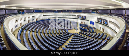 Fischaugenobjektiv, der Plenarsaal des Europäischen Parlaments in Brüssel, Belgien, mit der Flagge der Europäischen Union über dem Schreibtisch des Präsidenten. Stockfoto