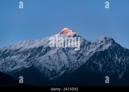 Mount Nilgiri bei Sonnenaufgang, Mustang, Nepal Stockfoto