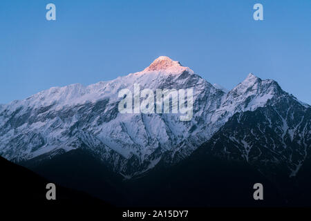 Mount Nilgiri bei Sonnenaufgang, Mustang, Nepal Stockfoto