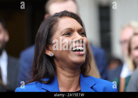 Gina Miller reagiert vor dem Obersten Gericht in London, wo die Richter entschieden haben, dass Ministerpräsident Boris Johnson's Beratung der Königin Parlament für fünf Wochen auszusetzen, rechtswidrig war. Stockfoto