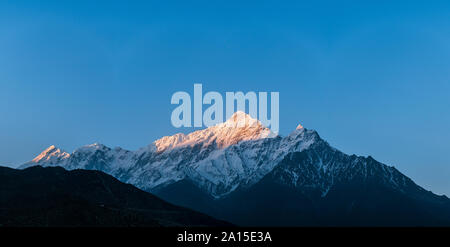 Mount Nilgiri bei Sonnenaufgang, Mustang, Nepal Stockfoto