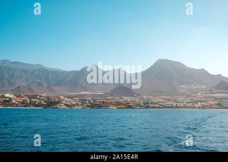 Küstenstadt mit Berg Landschaft Hintergrund - ocean view Shoreline Stockfoto