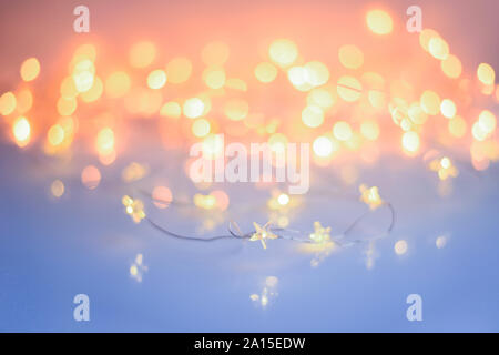 Weihnachten Sterne leuchten auf blauem Hintergrund. Weihnachten festliche Hintergrund Stockfoto