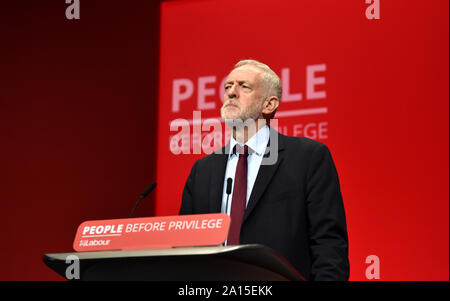 Brighton, UK, 24. September 2019 - Jeremy Corbyn der Führer der Labour Party in seiner Rede auf der heutigen Konferenz der Labour Party in Brighton, wie er reagiert auf die Nachricht, dass Boris Johnson's Government Shutdown des Parlaments gefunden wurde vom Obersten Gerichtshof für rechtswidrig erklärt. Foto: Simon Dack/Alamy leben Nachrichten Stockfoto