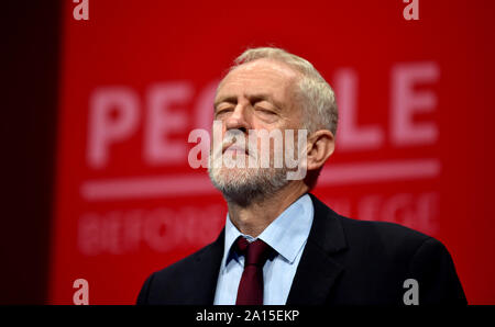 Brighton, UK, 24. September 2019 - Jeremy Corbyn der Führer der Labour Party in seiner Rede auf der heutigen Konferenz der Labour Party in Brighton, wie er reagiert auf die Nachricht, dass Boris Johnson's Government Shutdown des Parlaments gefunden wurde vom Obersten Gerichtshof für rechtswidrig erklärt. Foto: Simon Dack/Alamy leben Nachrichten Stockfoto