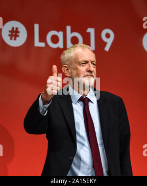 Brighton, UK, 24. September 2019 - Jeremy Corbyn der Führer der Labour Party gibt einen Daumen nach oben unterzeichnen am heutigen Konferenz der Labour Party in Brighton, wie er Nachrichten, Boris Johnson's Government Shutdown des Parlaments gefunden wurde vom Obersten Gericht für illegal reagiert. Foto: Simon Dack/Alamy leben Nachrichten Stockfoto
