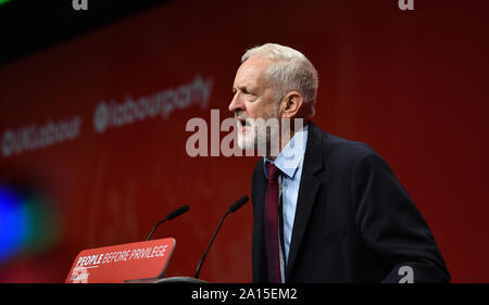 Brighton, UK, 24. September 2019 - Jeremy Corbyn der Führer der Labour Party in seiner Rede auf der heutigen Konferenz der Labour Party in Brighton, wie er reagiert auf die Nachricht, dass Boris Johnson's Government Shutdown des Parlaments gefunden wurde vom Obersten Gerichtshof für rechtswidrig erklärt. Foto: Simon Dack/Alamy leben Nachrichten Stockfoto