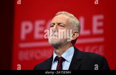 Brighton, UK, 24. September 2019 - Jeremy Corbyn der Führer der Labour Party in seiner Rede auf der heutigen Konferenz der Labour Party in Brighton, wie er reagiert auf die Nachricht, dass Boris Johnson's Government Shutdown des Parlaments gefunden wurde vom Obersten Gerichtshof für rechtswidrig erklärt. Foto: Simon Dack/Alamy leben Nachrichten Stockfoto