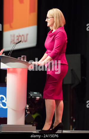 Die jährliche Konferenz der Labour Party 2019, Brighton Centre, Brighton, England, UK. 24. September, 2019. Rebecca Long-Bailey M.P. Schatten Staatssekretär für Wirtschaft, Energie und industrielle Strategie sprechen über Umwelt, Energie und Kultur von der Labour Party, jährliche Konferenz 2019 Credit: Alan Beastall/Alamy Leben Nachrichten. Stockfoto