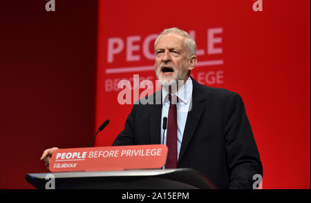 Brighton, UK, 24. September 2019 - Jeremy Corbyn der Führer der Labour Party in seiner Rede auf der heutigen Konferenz der Labour Party in Brighton, wie er reagiert auf die Nachricht, dass Boris Johnson's Government Shutdown des Parlaments gefunden wurde vom Obersten Gerichtshof für rechtswidrig erklärt. Foto: Simon Dack/Alamy leben Nachrichten Stockfoto