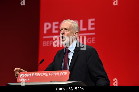 Brighton, UK, 24. September 2019 - Jeremy Corbyn der Führer der Labour Party in seiner Rede auf der heutigen Konferenz der Labour Party in Brighton, wie er reagiert auf die Nachricht, dass Boris Johnson's Government Shutdown des Parlaments gefunden wurde vom Obersten Gerichtshof für rechtswidrig erklärt. Foto: Simon Dack/Alamy leben Nachrichten Stockfoto