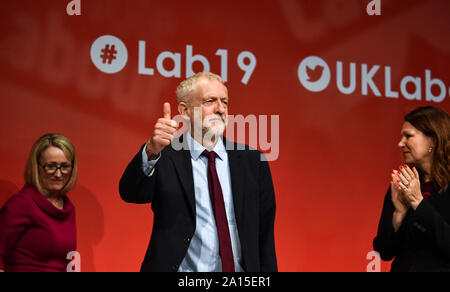 Brighton, UK, 24. September 2019 - Jeremy Corbyn der Führer der Labour Party gibt einen Daumen nach oben unterzeichnen am heutigen Konferenz der Labour Party in Brighton, wie er Nachrichten, Boris Johnson's Government Shutdown des Parlaments gefunden wurde vom Obersten Gericht für illegal reagiert. Foto: Simon Dack/Alamy leben Nachrichten Stockfoto